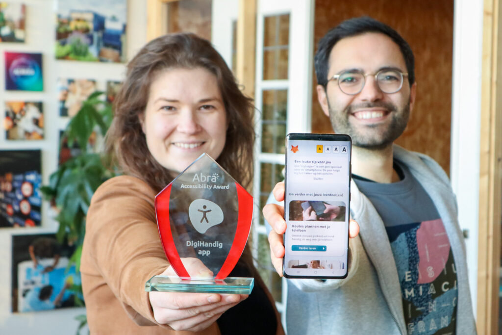Kristel Thieme with the Abra Accessibility Award and Olivier Hokke with the DigiHandig app